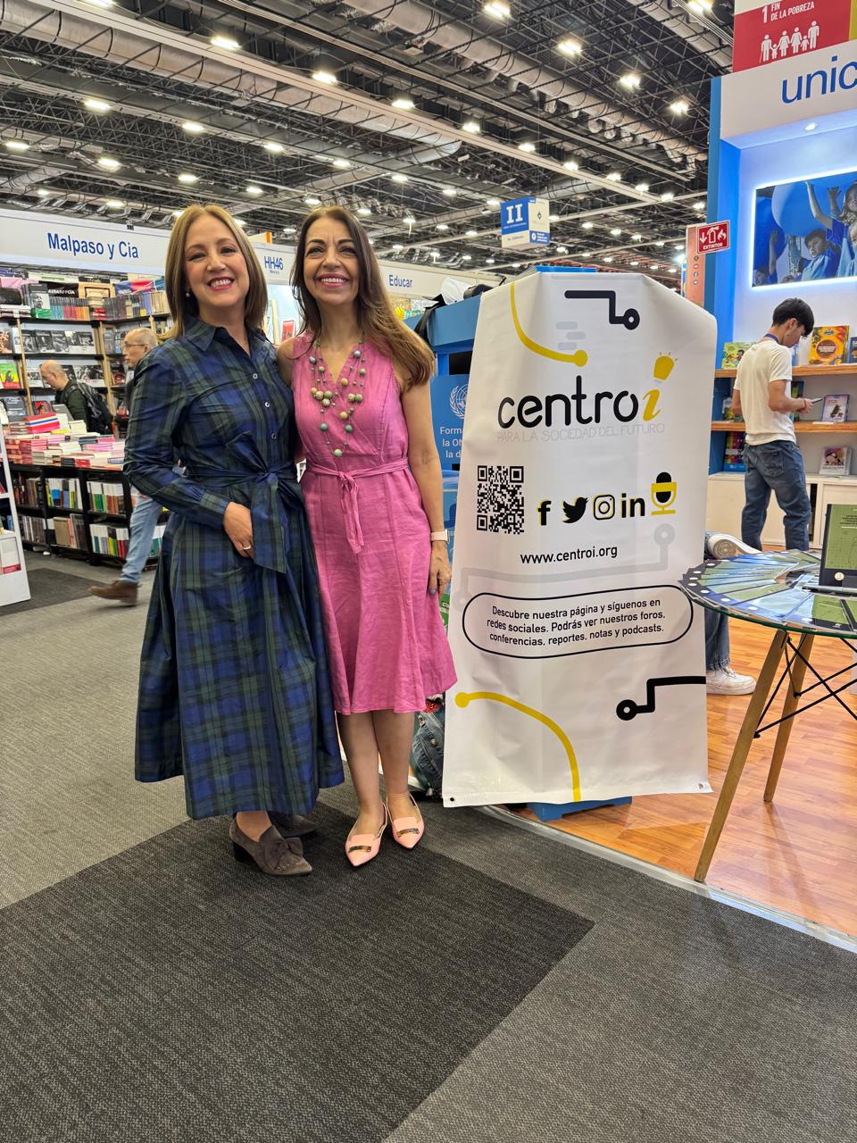 Lina Ornelas y Elena Estavillo en la presentación del libro en la Feria de Guadalajara